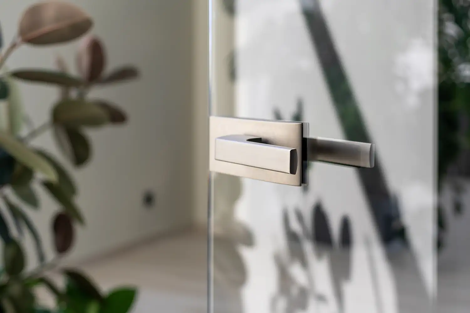 Element der transparenten Glastür im Raum